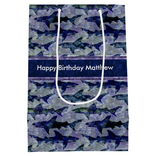 深く青い海の鮫の攻撃のカスタムの文字 ミディアムペーパーバッグ (裏面)