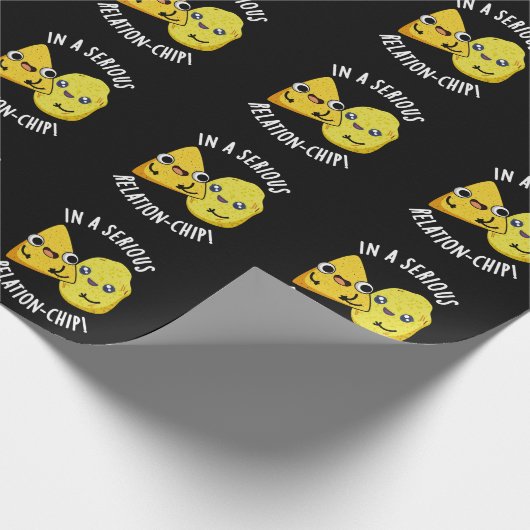 深刻な関係チップの食べ物のパおもしろいン・ダークBGで ラッピングペーパー (角)