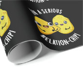 深刻な関係チップの食べ物のパおもしろいン・ダークBGで ラッピングペーパー (ロールコーナー)