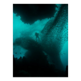 深海の大群れ – ダイバーと魚の群れの海 ポスター