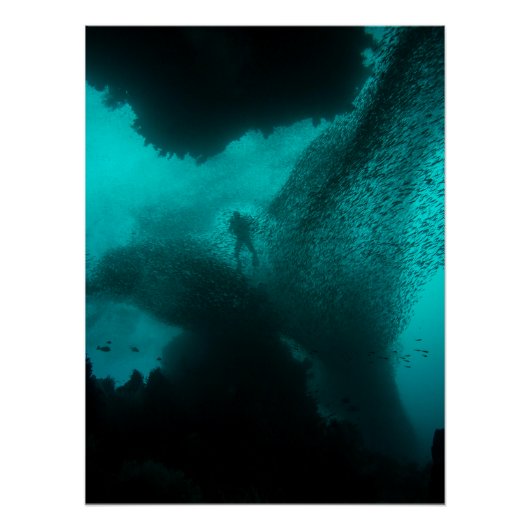 深海の大群れ – ダイバーと魚の群れの海 ポスター (正面)