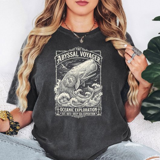 深海の旅をするクジラの海洋探検 Tシャツ