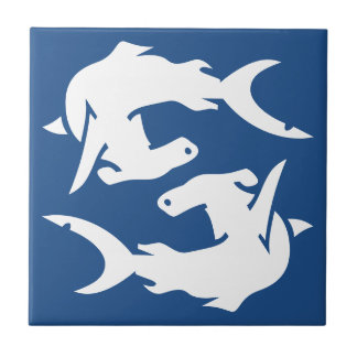 深海の濃紺のシュモクザメの魚のタイル タイル