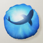 深海の鮫のシルエット ラウンドクッション (裏面)