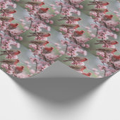 "深紅の三重奏：ピンクの花の中で赤いフィンチ" ラッピングペーパー (角)