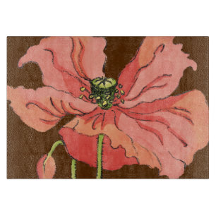 深紅の背景が付いている大きいピンクの花 カッティングボード