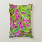 深紅の花が咲く美しい緑のワイゲラ アクセントクッション (正面(垂直))