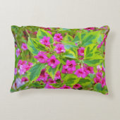 深紅の花が咲く美しい緑のワイゲラ アクセントクッション (裏面)