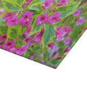 深紅の花が咲く美しい緑のワイゲラ カッティングボード (角)