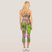 深紅の花が咲く美しい緑のワイゲラ カプリレギンス (裏面)