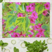 深紅の花が咲く美しい緑のワイゲラ キッチンタオル (折り畳み)