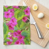 深紅の花が咲く美しい緑のワイゲラ キッチンタオル (四つ折り)