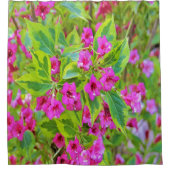 深紅の花が咲く美しい緑のワイゲラ シャワーカーテン (正面)