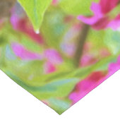 深紅の花が咲く美しい緑のワイゲラ テーブルクロス (アングル)