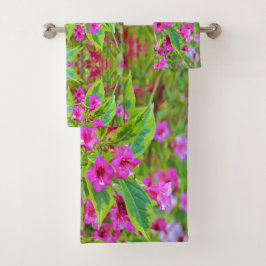 深紅の花が咲く美しい緑のワイゲラ バスタオルセット
