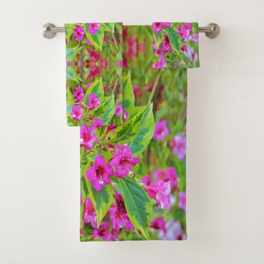 深紅の花が咲く美しい緑のワイゲラ バスタオルセット (インサイチュ)