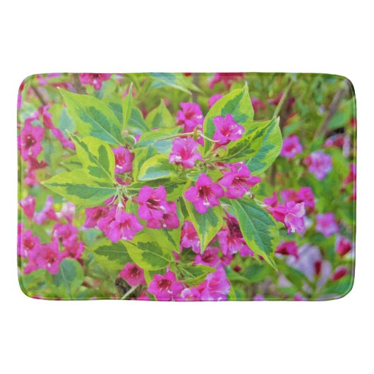深紅の花が咲く美しい緑のワイゲラ バスマット (正面)