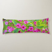 深紅の花が咲く美しい緑のワイゲラ ボディピロー (裏面)