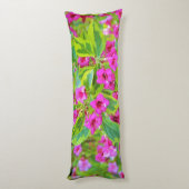 深紅の花が咲く美しい緑のワイゲラ ボディピロー (裏面 (縦))