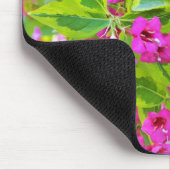 深紅の花が咲く美しい緑のワイゲラ マウスパッド (コーナー)