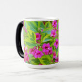 深紅の花が咲く美しい緑のワイゲラ モーフィングマグカップ (正面左)