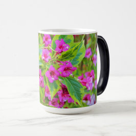 深紅の花が咲く美しい緑のワイゲラ モーフィングマグカップ