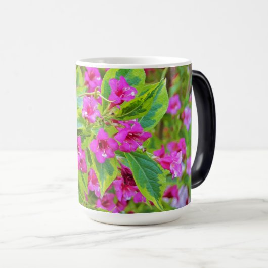 深紅の花が咲く美しい緑のワイゲラ モーフィングマグカップ (正面右)