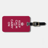 深紅のKeep Calm and Carry On (白い文字) ラゲッジタグ (正面横)