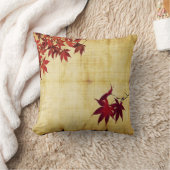 深紅色の日本のなかえでは金ゴールドの枝を去ります クッション (ブランケット)