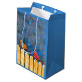 深紅色オン絵画フェンスオリジナル- Art ミディアムペーパーバッグ (裏面アングル)