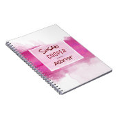 深紅色水彩画ブラシストロークおよびばら色のDesig ノートブック (右側)