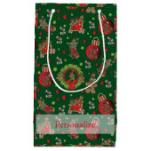 深緑色の背景のクリスマスのジンジャーブレッドマン スモールペーパーバッグ (正面)