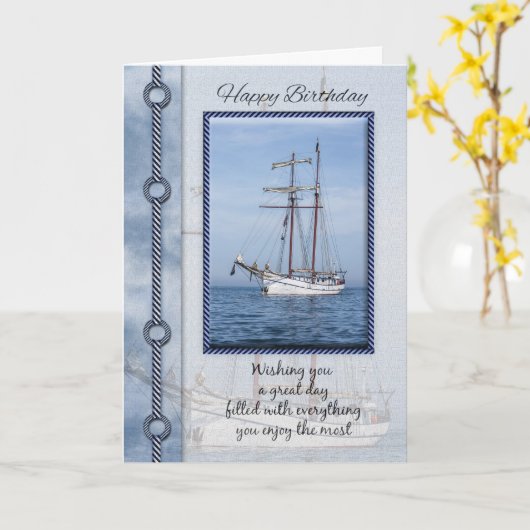 混ぜられたヨットが付いているヨットの誕生日の挨拶状 カード (黄色い花)