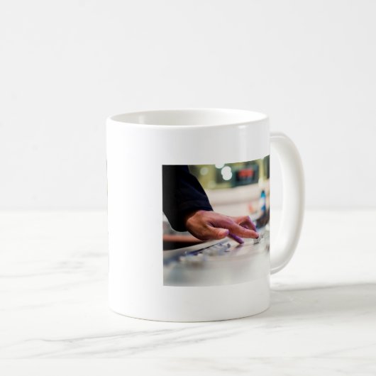 混合の机のミキサーのスライド制御スライダーのディスクジョッキー コーヒーマグカップ (正面右)