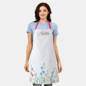 混合水色ワイルドフラワーのフィールド エプロン (着用した状態)