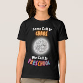 混沌と呼ぶ人もいれば幼稚園と呼ぶ トライブレンドTシャツ (正面)