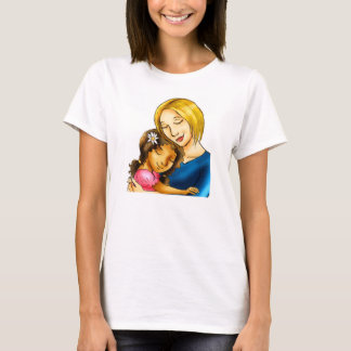 "混血の娘"を抱き締めている白人のお母さん Tシャツ