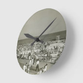 混雑したビーチ ラウンド壁時計 (傾斜)