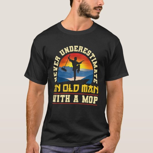 清掃員は決して老人を甘く見ない Tシャツ (正面)