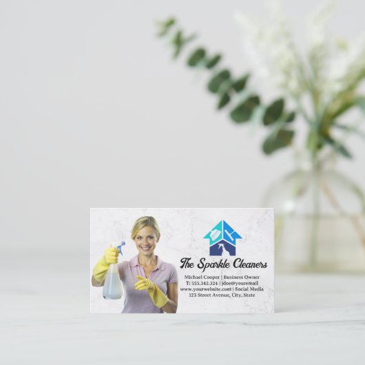 清掃用スプレーを持って笑顔を見せる女性 名刺 (スタンド正面)
