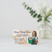 清掃用品を持って笑顔を見せる女性 | キッチン 名刺 (スタンド正面)