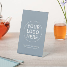 清潔なダスティーブルーのビジネスロゴ プロモーショナル 台座サイン