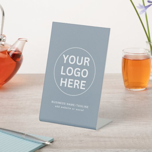 清潔なダスティーブルーのビジネスロゴ プロモーショナル 台座サイン (インサイチュ)