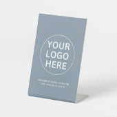 清潔なダスティーブルーのビジネスロゴ プロモーショナル 台座サイン (正面)