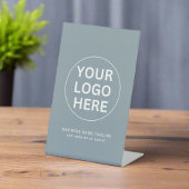 清潔なダスティーブルーのビジネスロゴ プロモーショナル 台座サイン