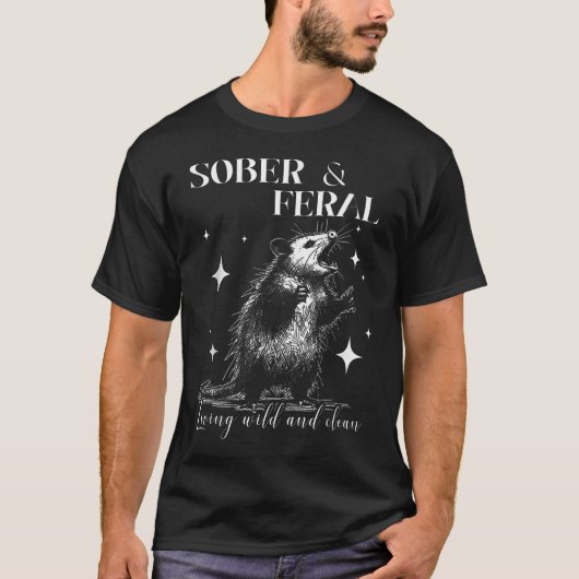 清酒好きなふさふさのポッサムの面白いデザイン Tシャツ (正面)