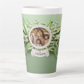 渓谷のユリパーソナライズされたー家族写真 カフェラテマグ (正面)