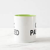 渡される品質管理 ツートーンマグカップ (中央)