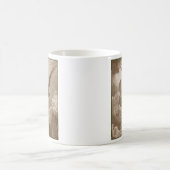 渡される コーヒーマグカップ (中央)