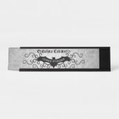 渦巻きビクトリアン型の装飾を持つゴシックこうもり デスクネームプレート (正面)